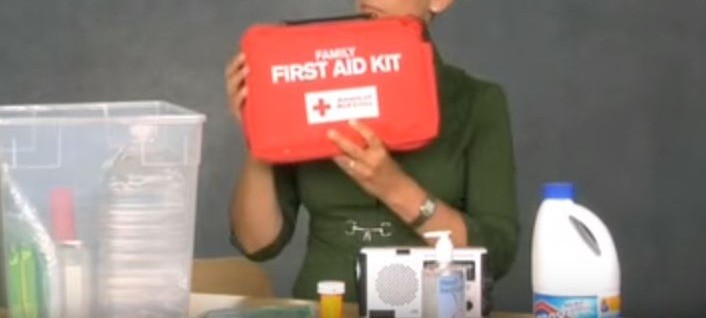 actress showing kit