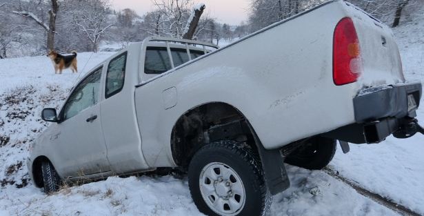 truck-stuck-in-the-snow