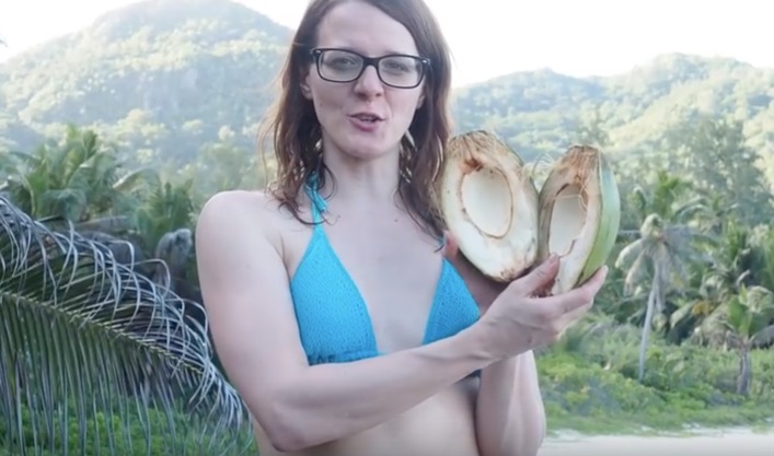 Video) Survival Lilly Shows Us How to Open a Coconut Without Using Tools.